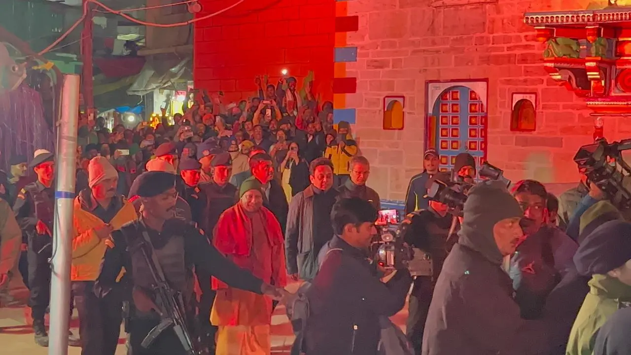 UP News: बद्रीनाथ मंदिर पहुंचे सीएम योगी, दर्शन पूजन किया, शयन आरती में हुए शामिल, ITBP जवानों से मिले