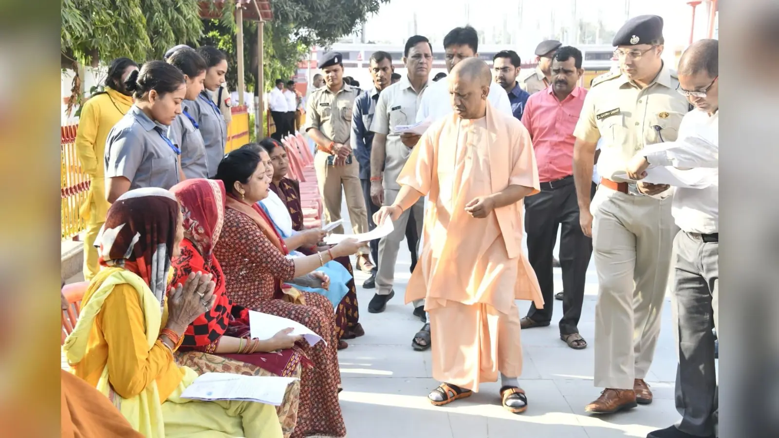 गोरखपुर में सीएम योगी का कड़ा रुख, जमीन मामलों में ढिलाई पर अधिकारियों पर गिरेगी गाज