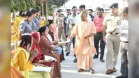 गोरखपुर में सीएम योगी का कड़ा रुख, जमीन मामलों में ढिलाई पर अधिकारियों पर गिरेगी गाज