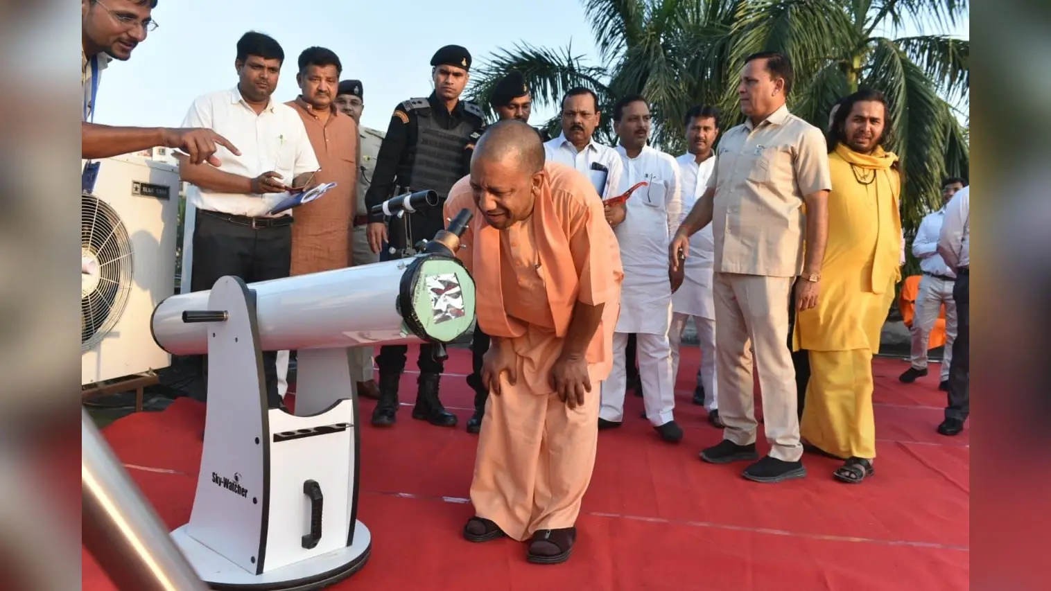 Surya Grahan: सीएम योगी ने देखा आंशिक सूर्यग्रहण का नजारा, यूपी में जगह-जगह टेलीस्कोप से कराया गया दर्शन