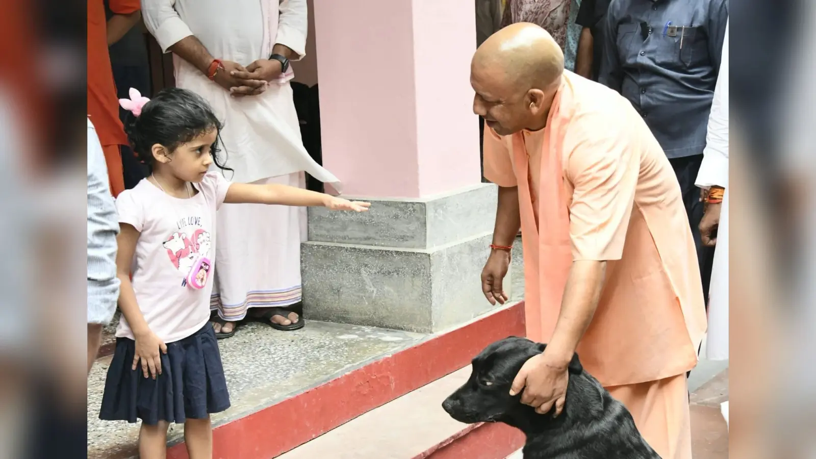 Gorakhpur: पशु-पक्षियों के प्रेमी सीएम योगी आदित्यनाथ पहुंचे गौशाला, नाम से पुकार सबको खिलाया गुड़-चना