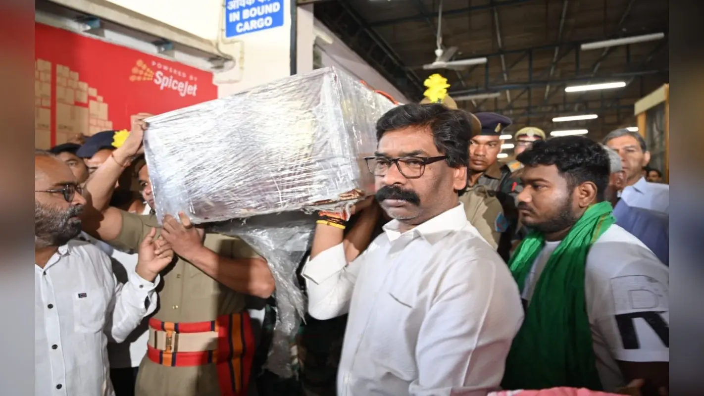 शिक्षा मंत्री जगरनाथ महतो के पार्थिव शरीर को कंधा देकर फफक पड़े CM हेमंत सोरेन