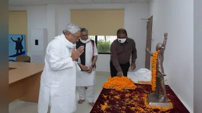 मुख्यमंत्री नीतीश कुमार ने वीडियो कॉन्फ्रेंसिंग के माध्यम से पूर्व केंद्रीय मंत्री जॉर्ज फर्नांडिस की प्रतिमा का किया अनावरण