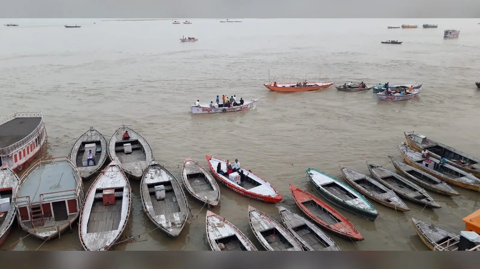 Varanasi News: देव दीपावली तक गंगा में चलेंगी सिर्फ CNG बोट, जल्द मिलेगी डीजल नौकाओं से मुक्ति