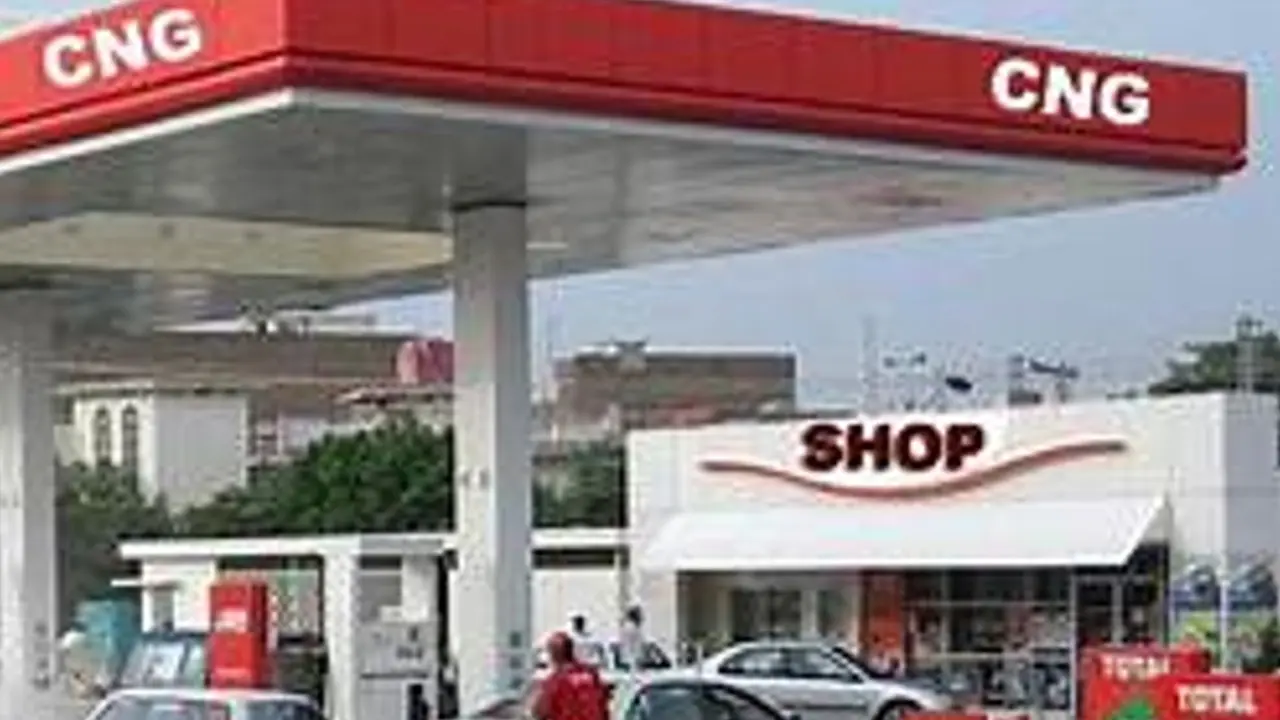 Petrol, Diesel, LPG के बाद अब CNG हुई महंगी, इन राज्यों में 7 रुपये तक बढ़े दाम