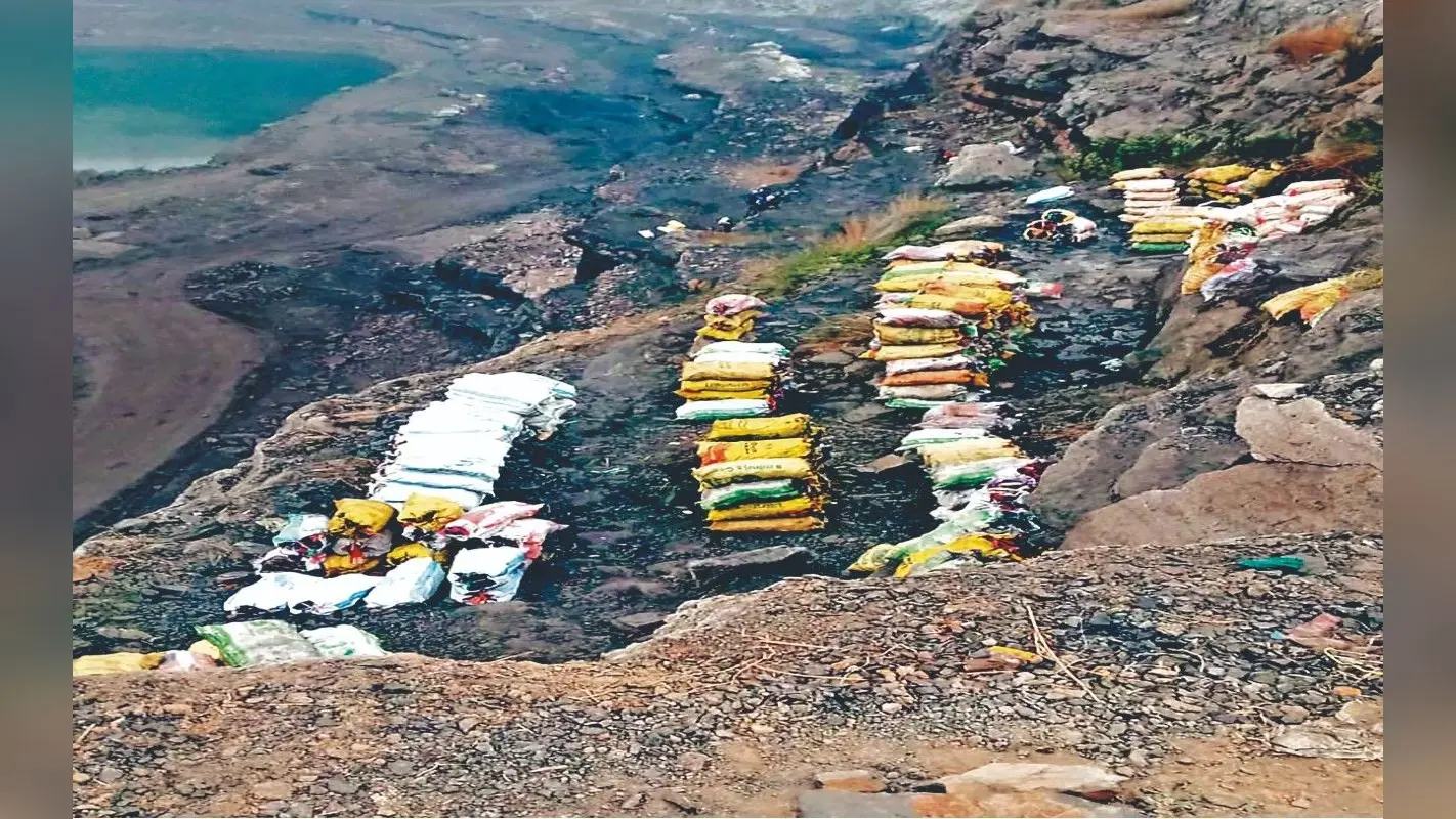 धनबाद में आउटसोर्सिंग परियोजनाओं से हर दिन हो रही हजारों टन कोयला की चोरी, कार्रवाई के नाम पर आइवाश