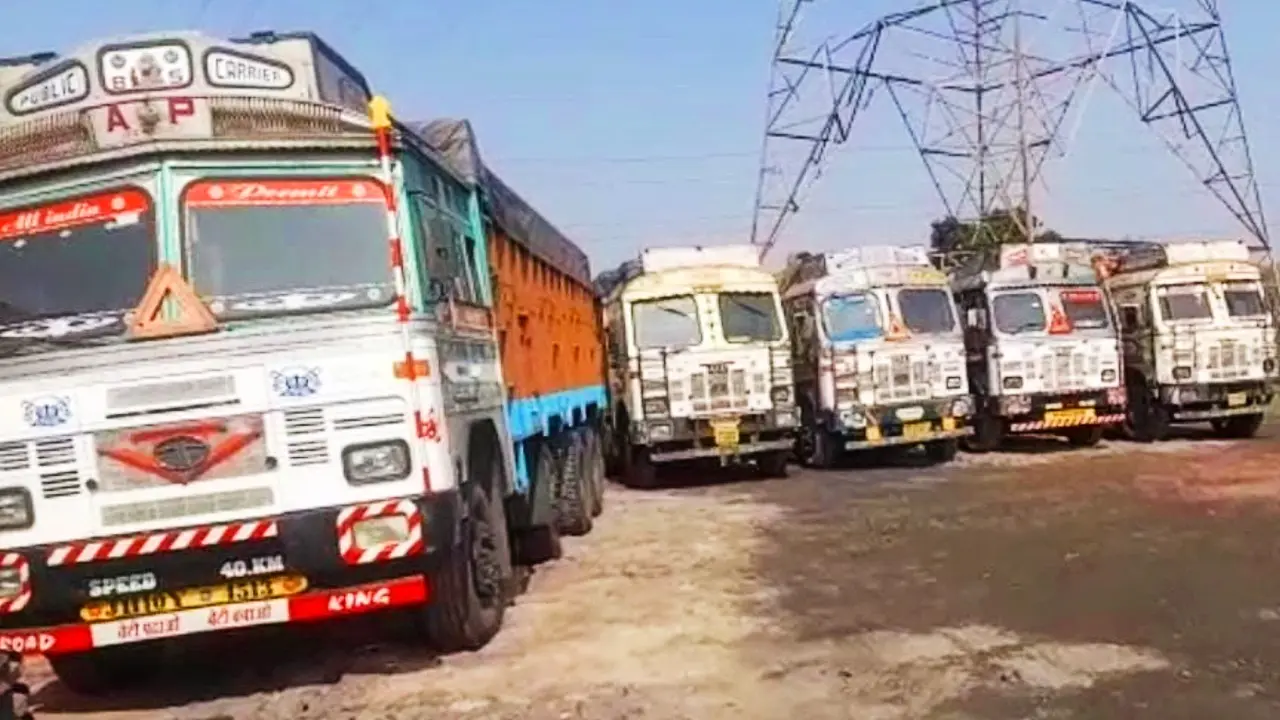 बंगाल-झारखंड सीमा पर पुलिस की कार्रवाई, 21 ट्रक कोयला जब्त, 14 गिरफ्तार