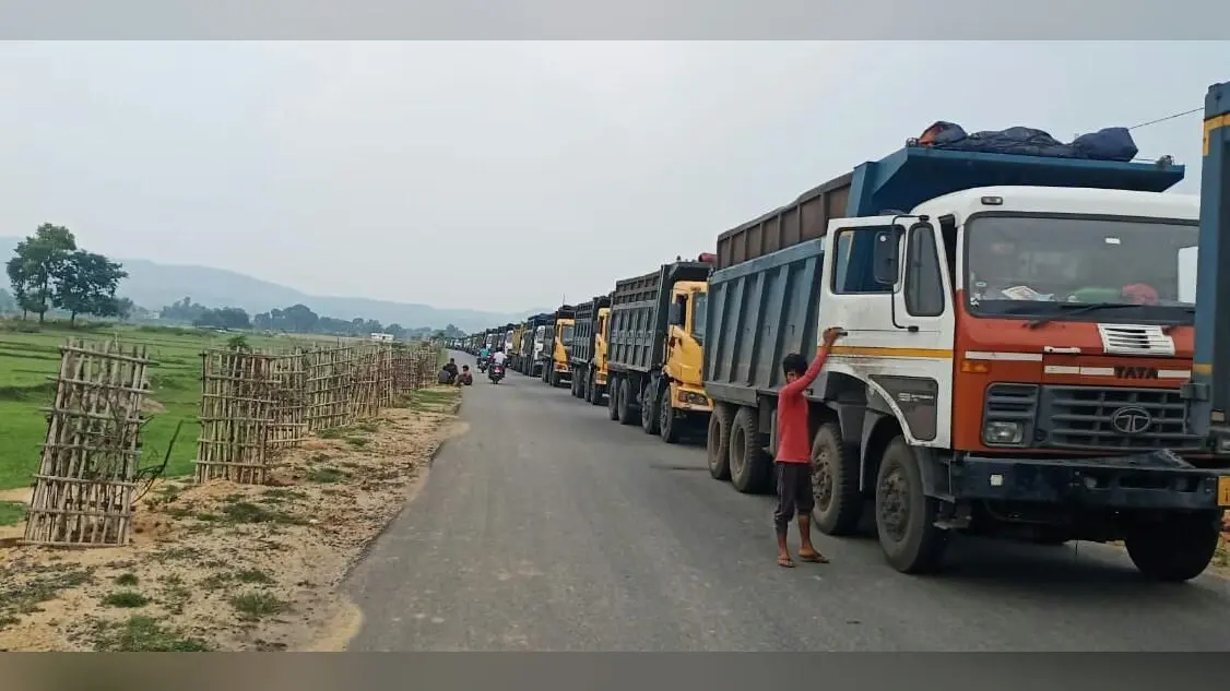 बड़कागांव में प्रदूषण रोकने और रोजगार देने की मांग पर अड़े रैयत व ग्रामीण, कोयले लदे ट्रक और हाइवा को रोका