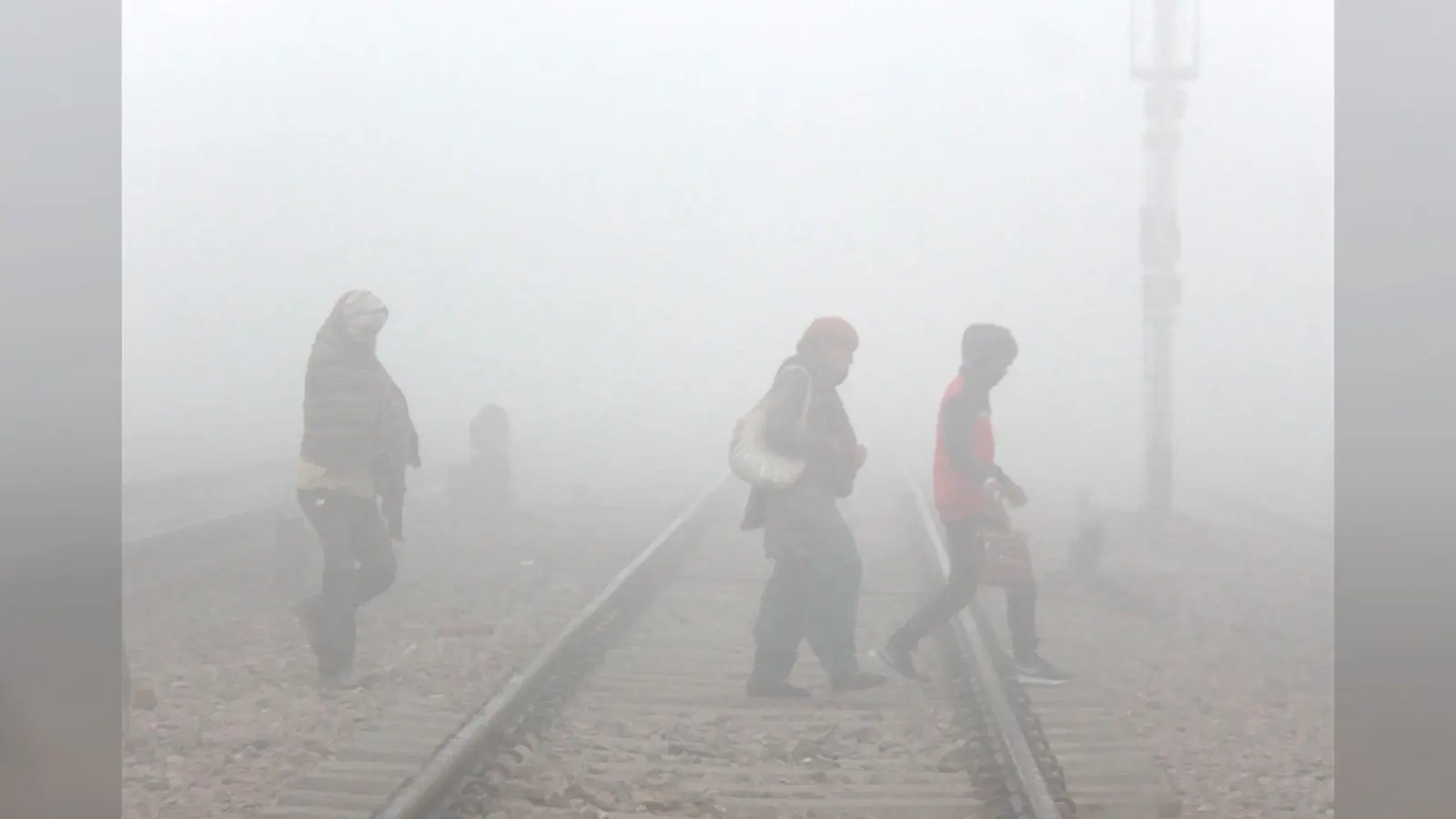 Weather Forecast Updates: दिल्ली में चलेगी शीतलहर, इन राज्यों में होगी बारिश, जानें अपने इलाके का मौसम