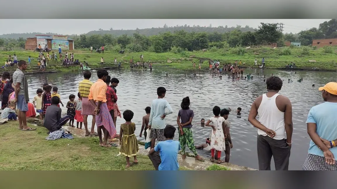 Complete Lockdown In Jharkhand : कोरोना की रफ्तार थामने के लिए झारखंड में Complete Lockdown, गिरिडीह में मछली पकड़ने तालाब पर उमड़ी ग्रामीणों की भीड़, पुलिस ने खदेड़कर भगाया