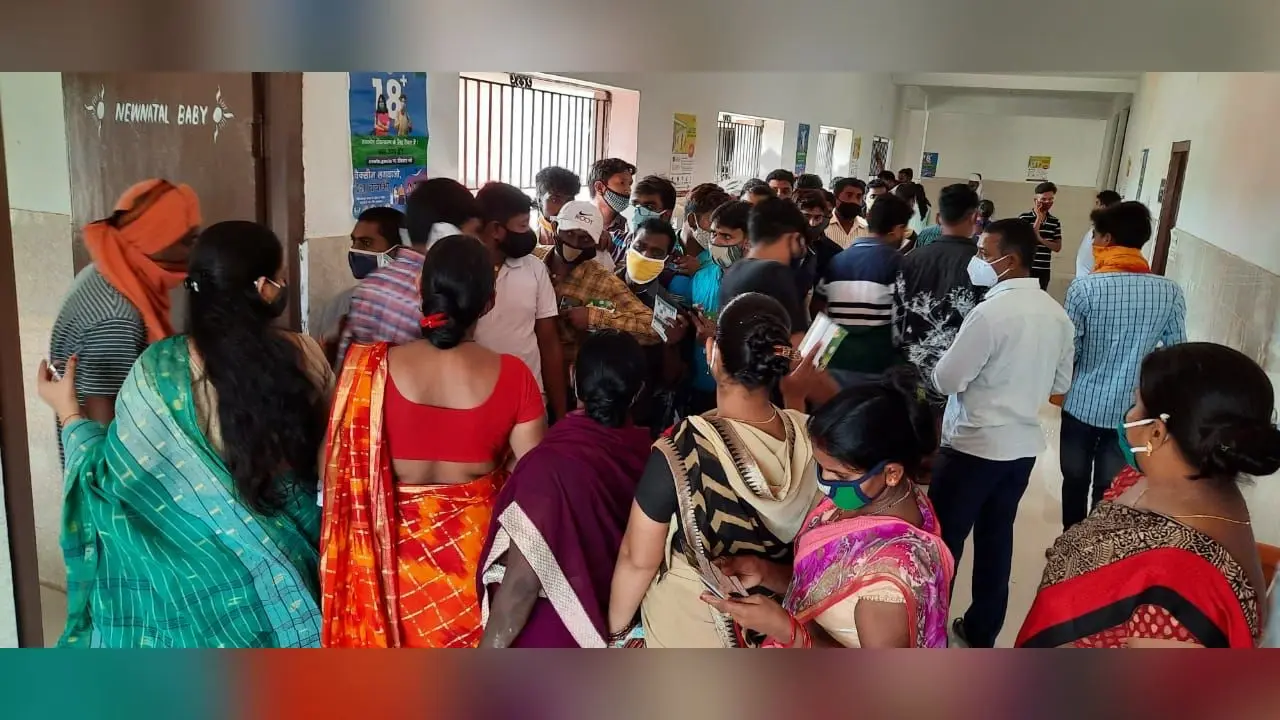 Complete Lockdown In Jharkhand : झारखंड में Complete Lockdown, लेकिन चतरा में स्वास्थ्य कर्मी की लापरवाही से वैक्सीन लेने वालों का उमड़ा हुजूम, सोशल डिस्टैंसिंग की उड़ी धज्जियां