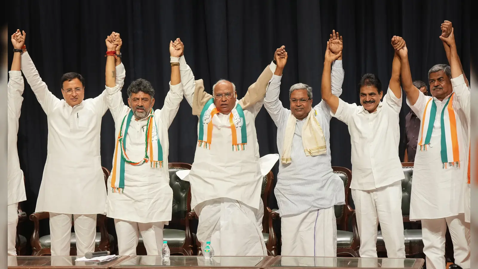 हिमाचल चुनाव 2022: कांग्रेस ने जारी किया घोषणा पत्र, पुरानी पेंशन बहाली और 1 लाख नौकरी देने का किया वादा