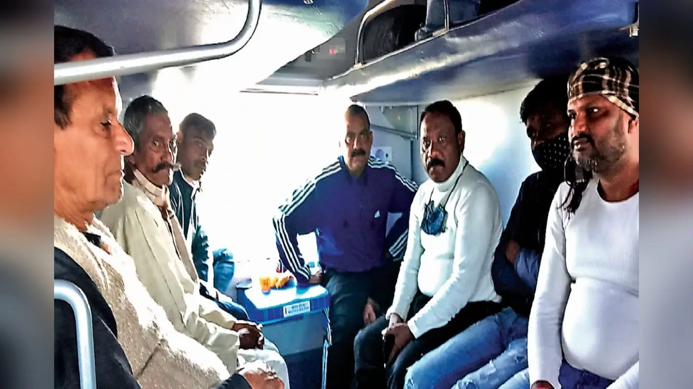 झारखंड कांग्रेस अध्यक्ष राजेश ठाकुर के खिलाफ नाराज नेताओं ने खोला मोर्चा, कई कार्यकर्ता दिल्ली के लिए रवाना