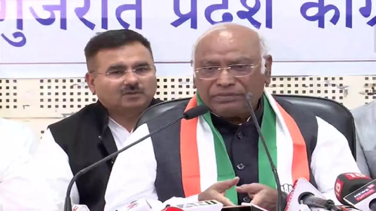 Gujarat Election: कांग्रेस चीफ खरगे का सवाल, प्रत्याशी को छोड़ कर मोदी के नाम पर वोट क्यों मांग रही BJP?
