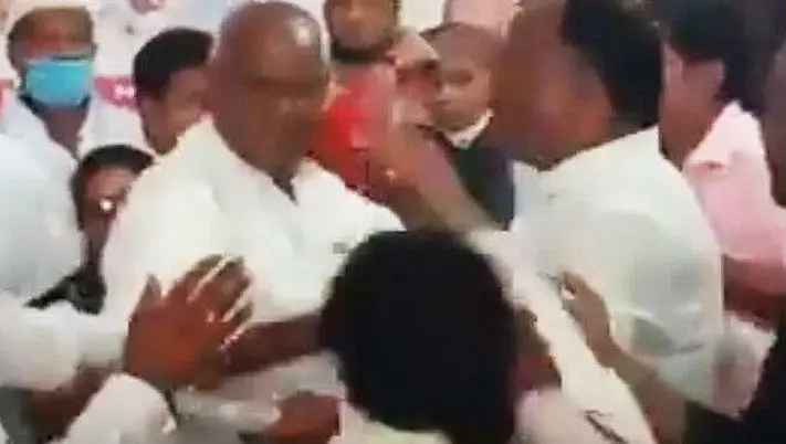 Deoria News : कांग्रेस के राष्ट्रीय सचिव से ‘हाथापाई’ करना महिला नेता को पड़ा महंगा, वीडियो हुआ था खूब वायरल