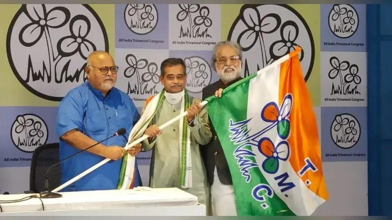 प्रणब मुखर्जी के बेटे अभिजीत मुखर्जी कांग्रेस छोड़ तृणमूल कांग्रेस में शामिल हुए
