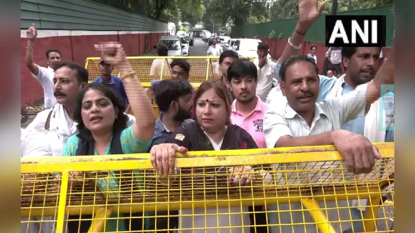 Congress Protest: कुछ इस तरह प्रदर्शन करने के लिए देशभर से दिल्ली पहुंचे कांग्रेस कार्यकर्ता, देखें VIDEO