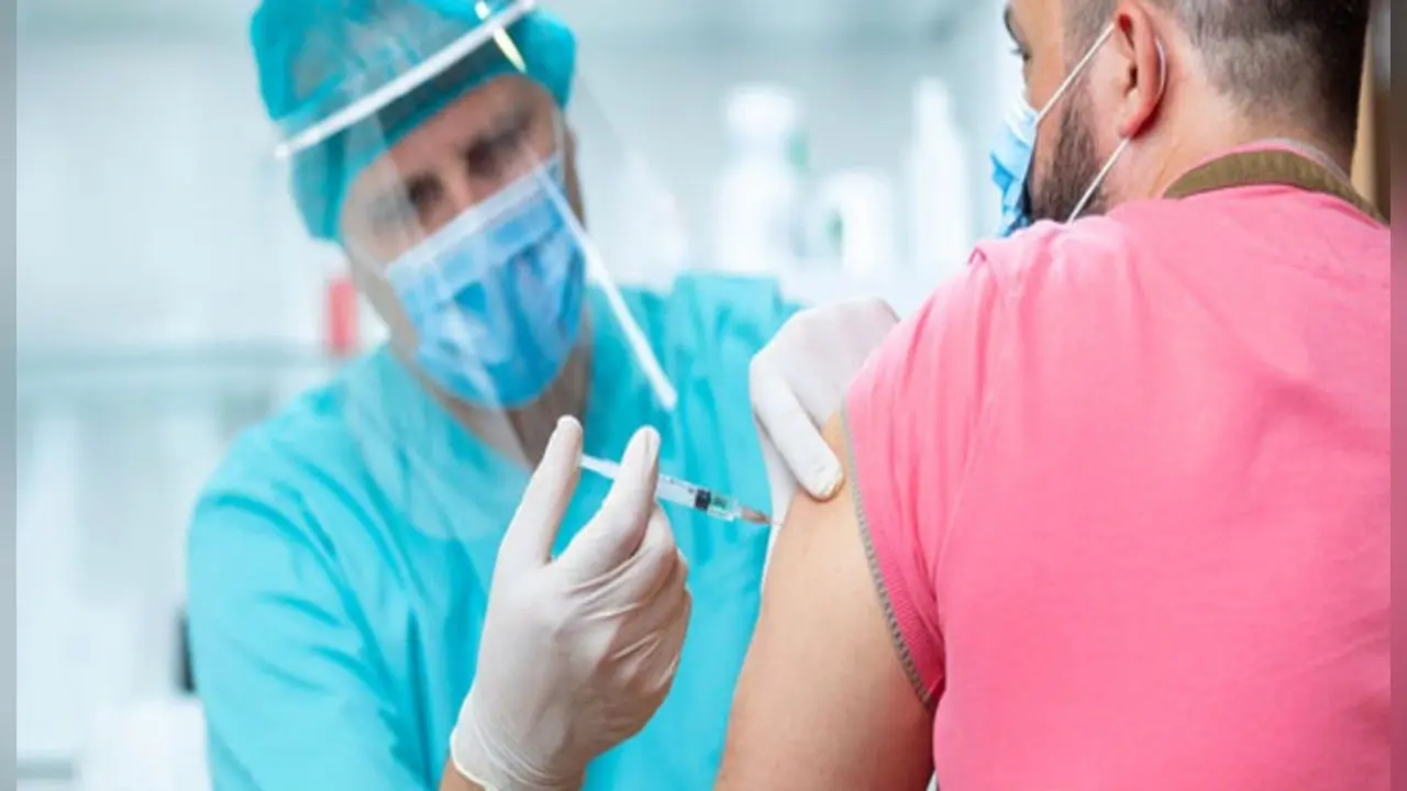 Corona Vaccine लगवाने के बाद शराब पीने वाले और महिलाओं के प्रजनन पर पड़ता है गलत प्रभाव? जानिए क्या कहता है स्वास्थ्य मंत्रालय