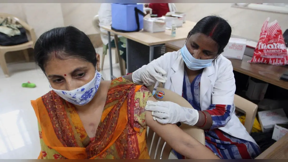 कोलकाता में 3 अगस्त से मिलेगी कोरोना वैक्सीन की दूसरी डोज, बुजुर्गों-दिव्यांगों को घर में लगेगा टीका