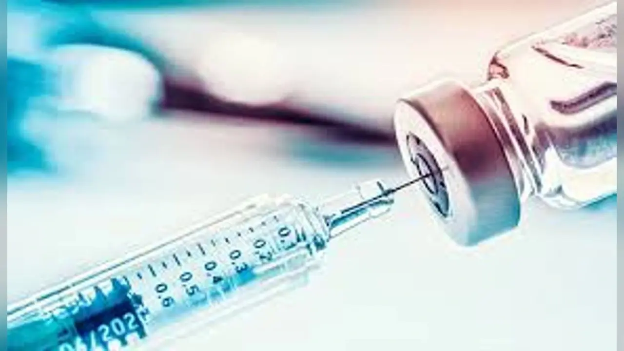 Coronavirus Vaccine in india: देश को फरवरी में मिल सकती है दो-दो कोरोना वैक्सीन, केंद्र सरकार आधी कीमत पर खरीदेगी