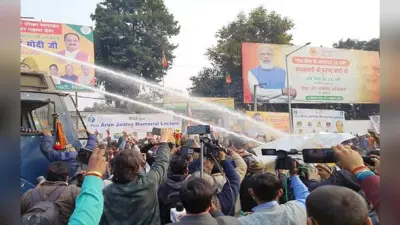 बिहार में वेतन मांग रहे वार्ड सचिवों पर बरसी पुलिस की लाठी, भाजपा कार्यालय का करने आये थे घेराव