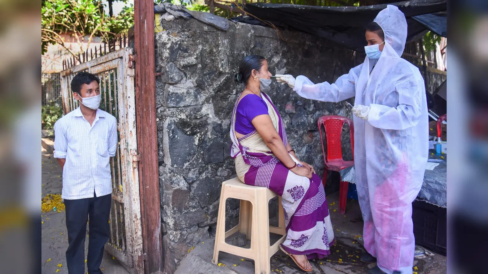 Coronavirus Latest Update : कोरोना से बदतर हो रहे हालात, लापरवाही पड़ेगी भारी, सरकार ने किया आगाह