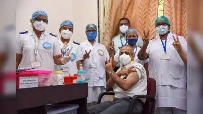 Corona Vaccine News : आरएमएल अस्पताल के रेजीडेंट डॉक्टरों ने कोवैक्सीन पर जताई शंका, कोविशील्ड लगाने का किया आग्रह