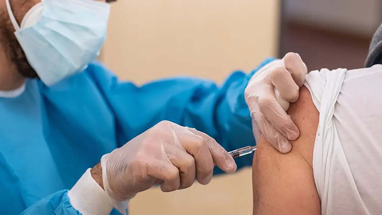 Corona Vaccine लगने के बाद हो सकता है बुखार, माइग्रेन, पेट दर्द समेत अन्य साइड इफेक्ट्स, वैज्ञानिकों ने चेताया