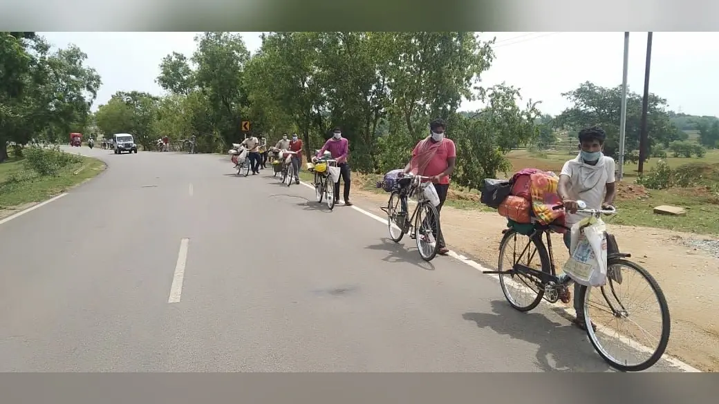 जान जोखिम में डालकर घर वापसी कर रहे झारखंड से पलायन करने वाले मजदूर, हैदराबाद से पैदल पलामू पहुंचे 29 लोग