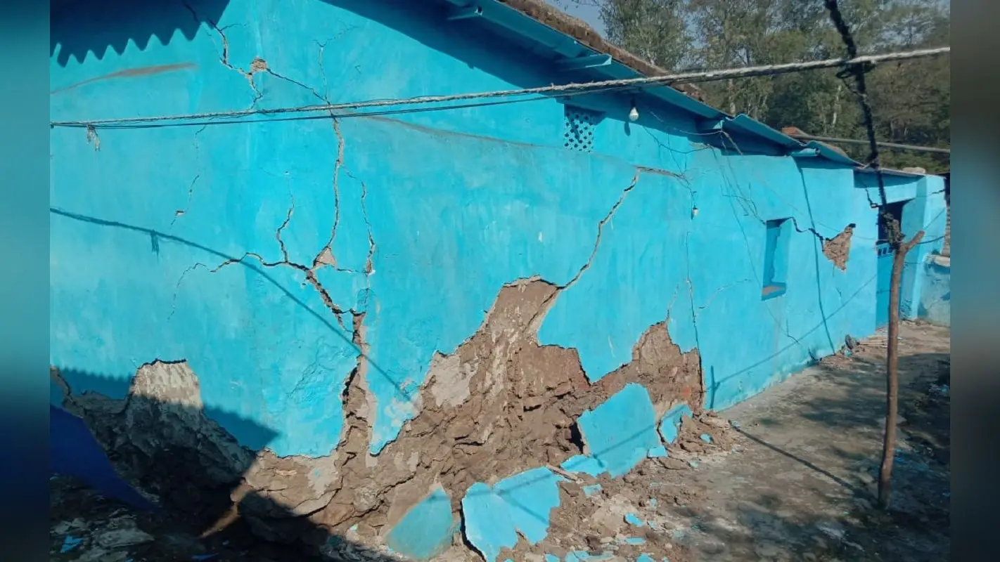 Jharkhand News: झारखंड के रामगढ़ में तेज आवाज के साथ भू-धंसान, कई मकानों में पड़ीं दरारें, दहशत में लोग
