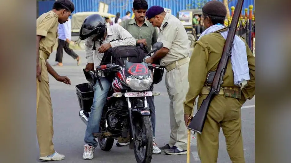 पटना में ट्रिपल लोडिंग बाइक पर बिना हेलमेट पहने मिले, तो अब एक साथ कटेगा दो चालान