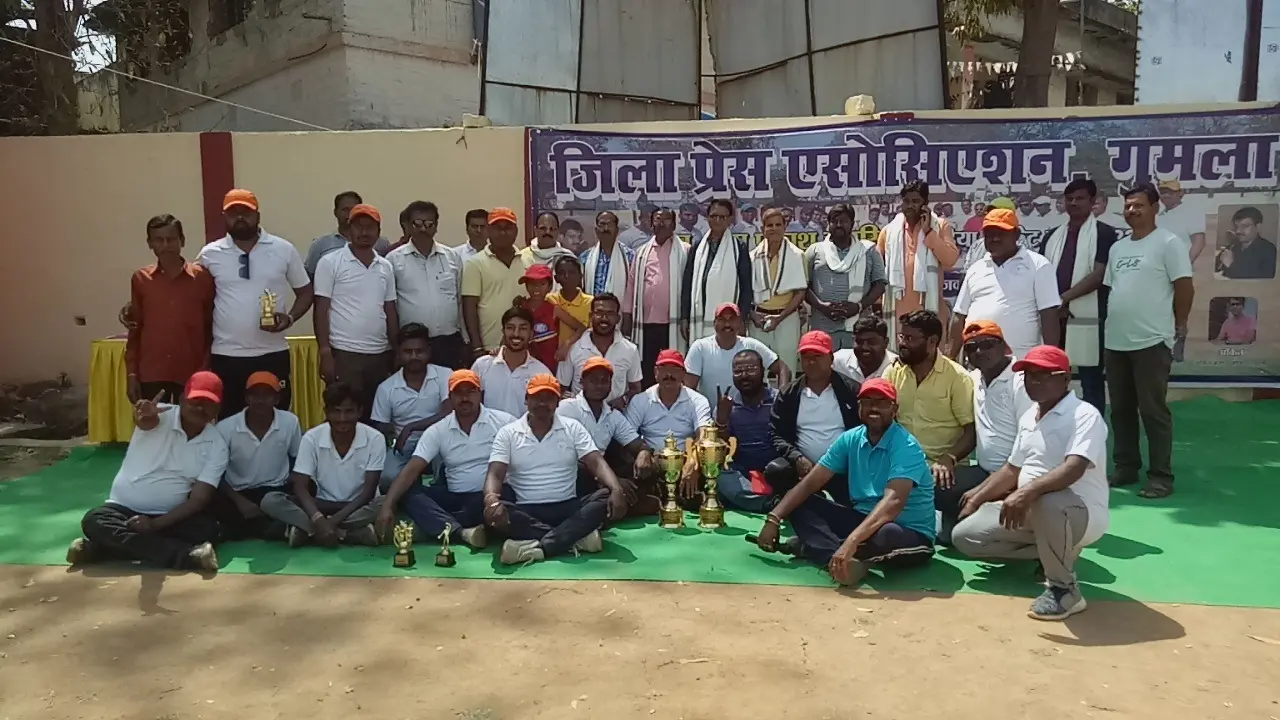 ओमप्रकाश चौरसिया क्रिकेट टूर्नामेंट: अंजनीपुत्र ने टांगीनाथ को दो विकेट से हराकर जमाया खिताब पर कब्जा