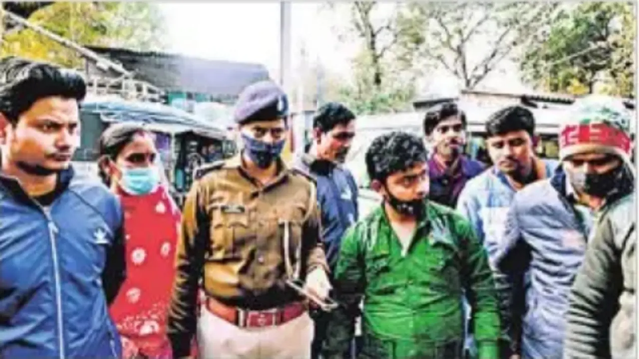 अवैध कॉल सेंटर पर छापेमारी कर पुलिस ने 15 लोगों को किया गिरफ्तार, मास्टर माइंड पर्णश्री से गिरफ्तार