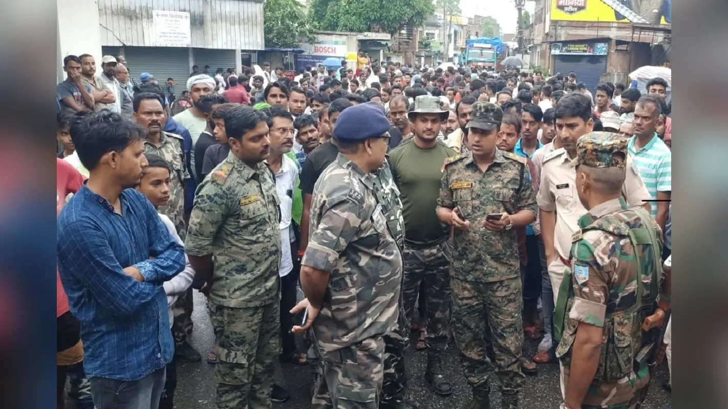 Jharkhand Crime News : झारखंड में चाकू से वार कर बेरहमी से युवक की हत्या, आक्रोशित लोगों ने किया सड़क जाम