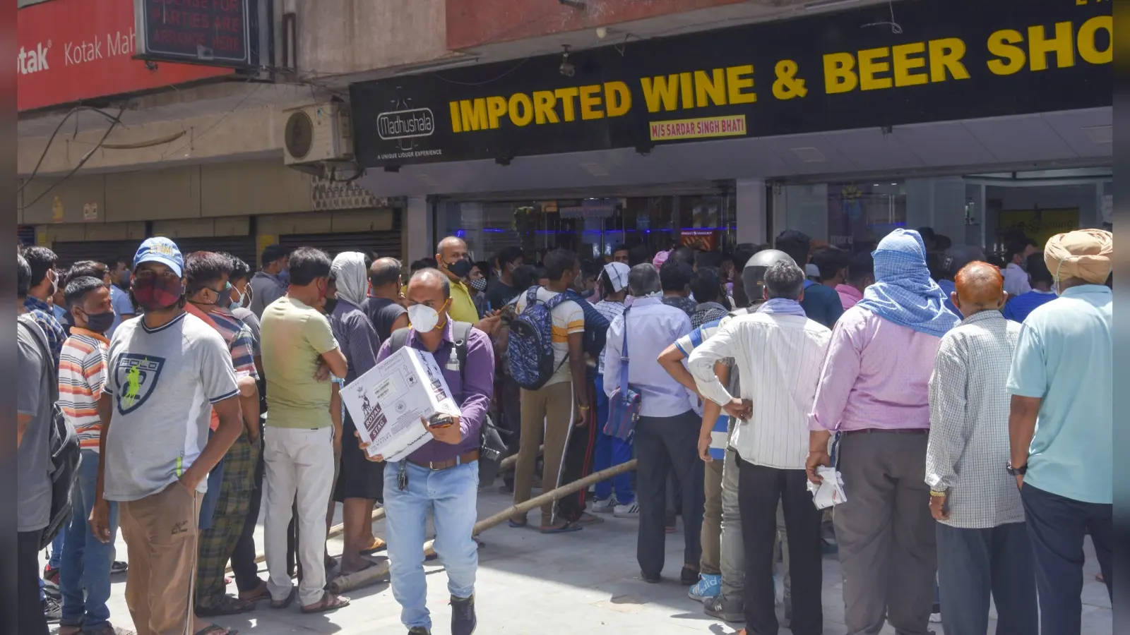 दिल्ली में घर बैठे मंगा सकते हैं देसी और विदेशी शराब, केजरीवाल सरकार ने दी होम डिलीवरी की इजाजत