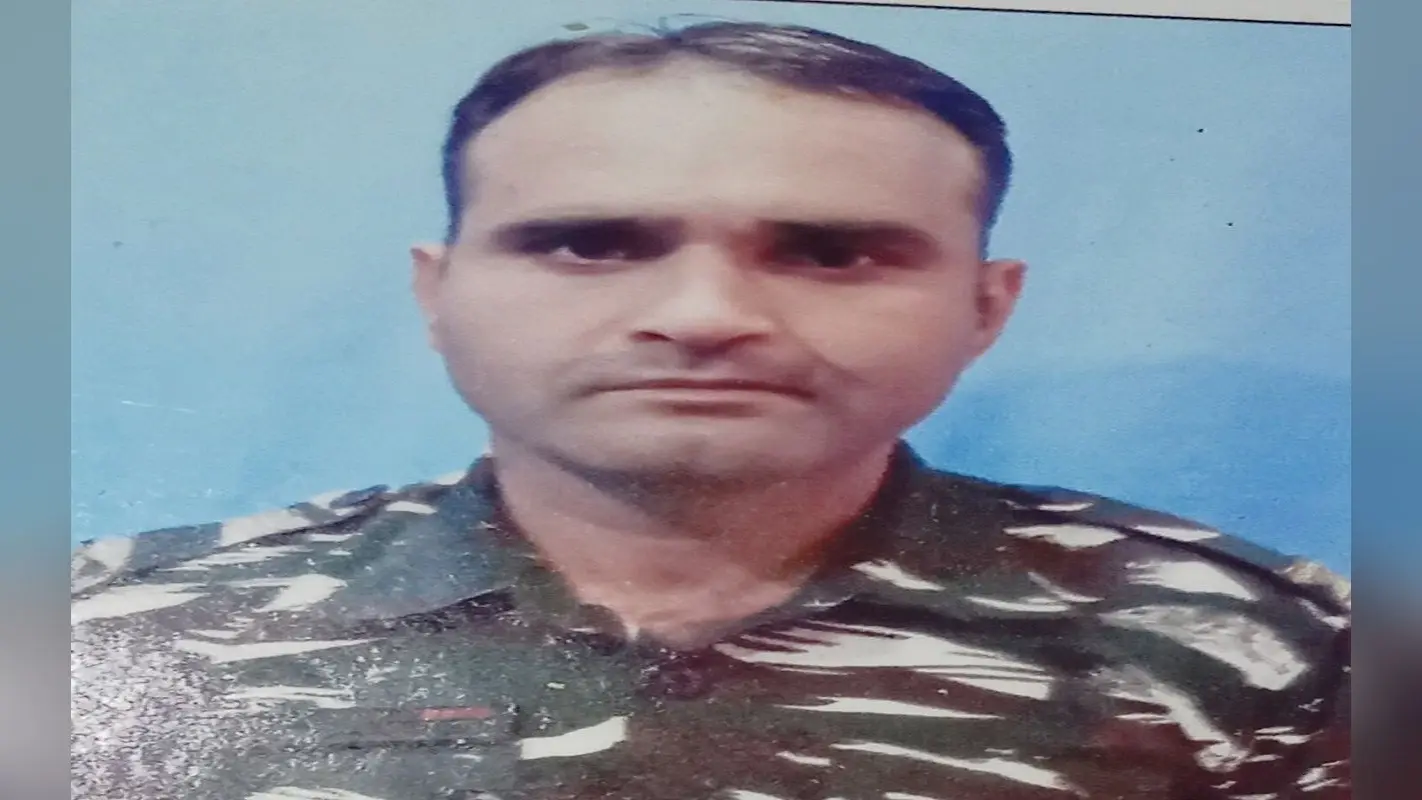 Jharkhand News: CRPF जवान अमित सिंह ने कैंप में की फायरिंग, फिर अपनी ही इंसास राइफल से मार ली गोली