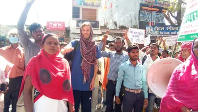Jharkhand News : चतरा पहुंचे प्रसिद्ध अर्थशास्त्री ज्यां द्रेज बोले, छीनी जा रही जमीन के खिलाफ मुखर हो रहे लोग