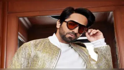 समंदर के कचरे से बना जैकेट, ब्लैक ग्लासेस में काफी कूल दिखे Ayushmann Khurrana, कीमत है सिर्फ इतनी