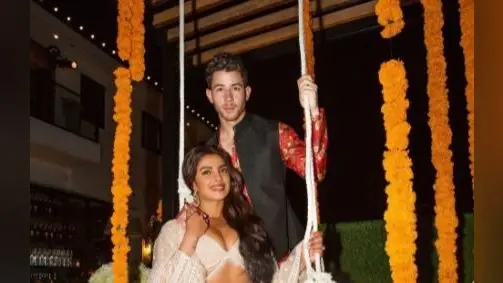 हिना खान ने ग्लैमरस लुक से फैंस पर चलाया जादू, स्लिट स्कर्ट में दिखी बेहद स्टनिंग