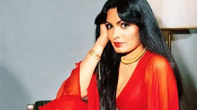 Hina Khan स्लीवलेस टॉप में दिखी बेहद ग्लैमरस, फोटोज से नजरें नहीं हटा पा रहे फैंस