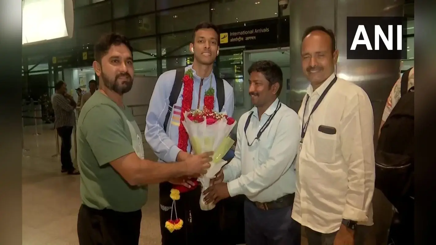 CWG 2022: भारतीय शटलर पीवी सिंधु, किदांबी श्रीकांत और चिराग शेट्टी का हैदराबाद एयरपोर्ट पर जोरदार स्वागत