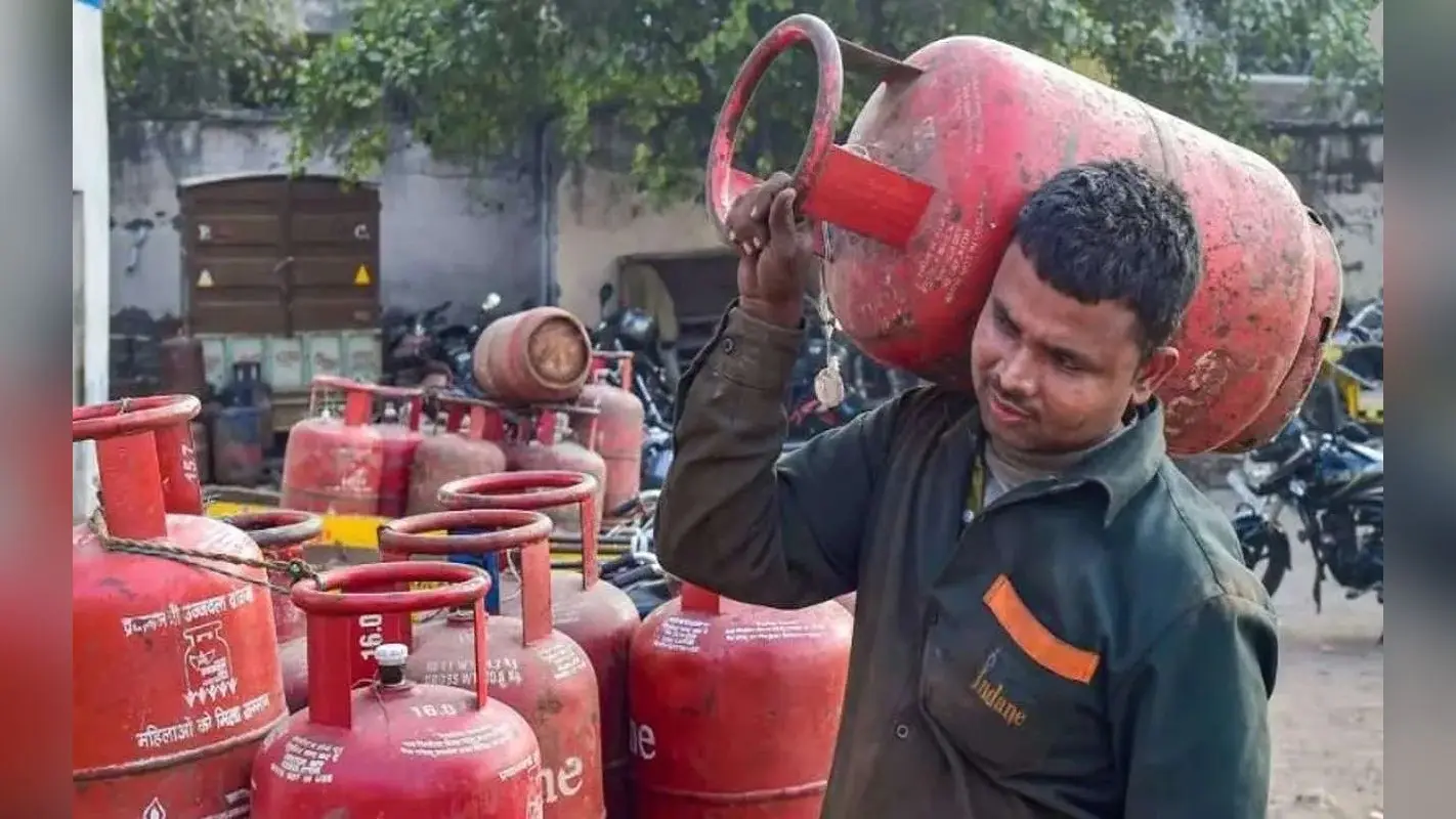 LPG Price: सस्ता हुआ एलपीजी गैस सिलिंडर, लोगों को मिला दुर्गा पूजा का तोहफा, जानें अपने शहर का भाव