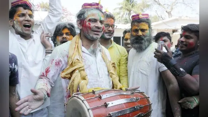राजद ने होली संदेश में घोला सियासी रंग, तेजस्वी ने रोजगार तो RJD ने सारा रा रा के साथ चूहों का किया जिक्र