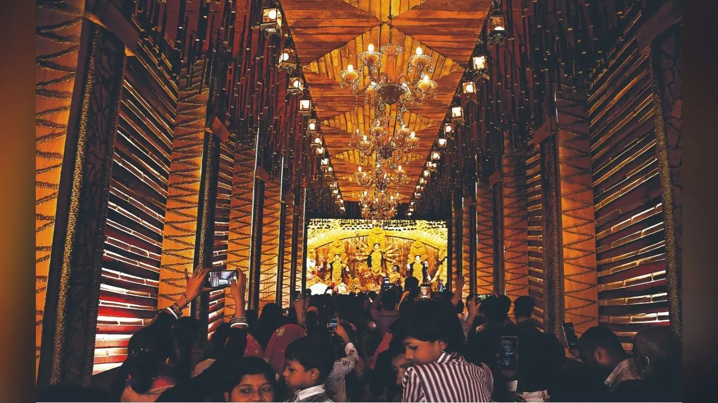 Durga Puja 2022: रांची के पंडाल की खूबसूरती व माता के दर्शन को लेकर उमड़ी भक्तों की भीड़, देखें तस्वीरें