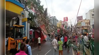 पटना में आंधी बारिश के कारण डाकबंगला पंडाल के समीप बना बुर्ज खलीफा गिरा, किशनगंज में भी भरभराया पंडाल