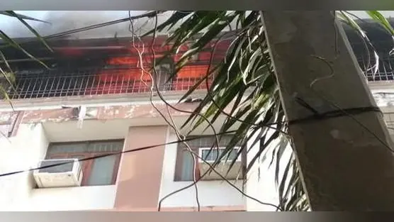 पटना: अपार्टमेंट में सिलेंडर ब्लास्ट के बाद लगी भीषण आग, चपेट में आने से मां और बेटे की मौत