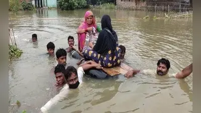 Bihar Flood : बाढ़ में डूबा गांव, विकलांग गर्भवती महिला को अस्पताल पहुंचाने के लिए ग्रामीणों ने लगायी जुगाड़ तकनीक