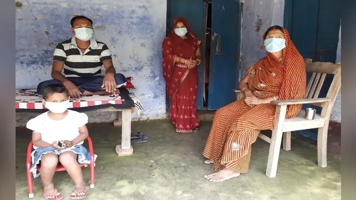 पीठ पर बैग और कांधे पर बच्ची को लिए सैकड़ों मील पैदल चल कर गुरुग्राम से दरभंगा पहुंचा प्रवासी, बोला- वापस जाने की बात तो सोच ही नहीं सकता