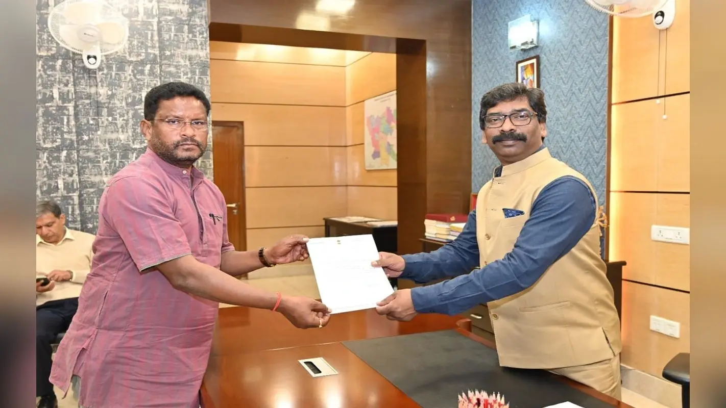 झारखंड : सीएम हेमंत सोरेन से मिले विधायक दशरथ गागराई, स्वास्थ्य सहियाओं को स्थायी मानदेय के लिए सौंपा ज्ञापन