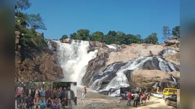 Jharkhand Tourist Places: अद्भुत सौंदर्य से सैलानियों का मन मोह रहा दशम फॉल, उमड़ रही पर्यटकों की भीड़
